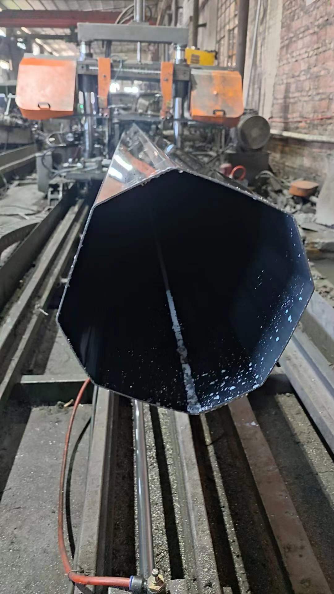 不锈钢板表面出现粗糙现象怎么办？